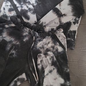 Tie dye, sweatshirt & capri pants